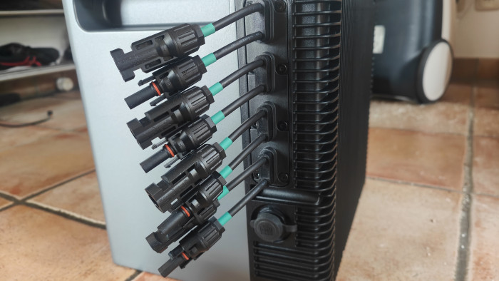 Die meisten fürs E-Auto-laden geeigneten Akkusysteme haben Anschlüsse für vier unabhängige Solarpanels. Ob noch mehr Module parallel oder gar seriell angeschlossen werden können, steht im Handbuch. (Bild: Dennis Ziesecke)